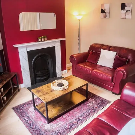3 Bed Home, Sleeps 6, Private Garden & Patio, Free Parking