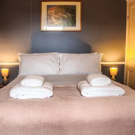 3 Bed Home, Sleeps 6, Private Garden & Patio, Free Parking *