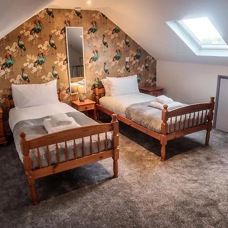 3 Bed Home, Sleeps 6, Private Garden & Patio, Free Parking *