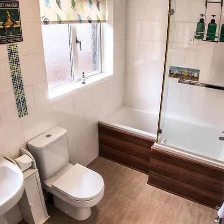 3 Bed Home, Sleeps 6, Private Garden & Patio, Free Parking *