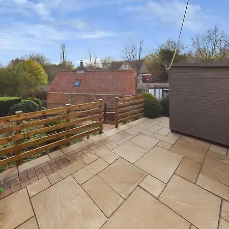 3 Bed Home, Sleeps 6, Private Garden & Patio, Free Parking Whitby