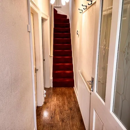 3 Bed Home, Sleeps 6, Private Garden & Patio, Free Parking Tatil Evi