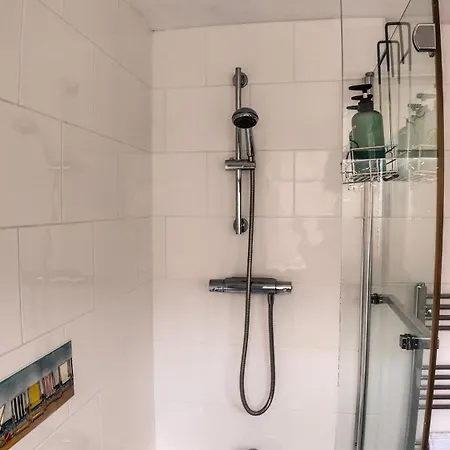 3 Bed Home, Sleeps 6, Private Garden & Patio, Free Parking *