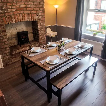 3 Bed Home, Sleeps 6, Private Garden & Patio, Free Parking *