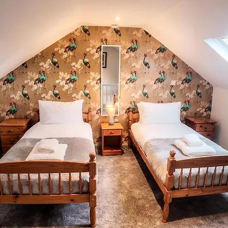 Tatil Evi 3 Bed Home, Sleeps 6, Private Garden & Patio, Free Parking *
