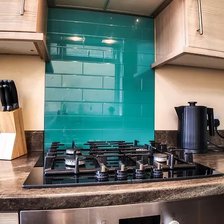 3 Bed Home, Sleeps 6, Private Garden & Patio, Free Parking