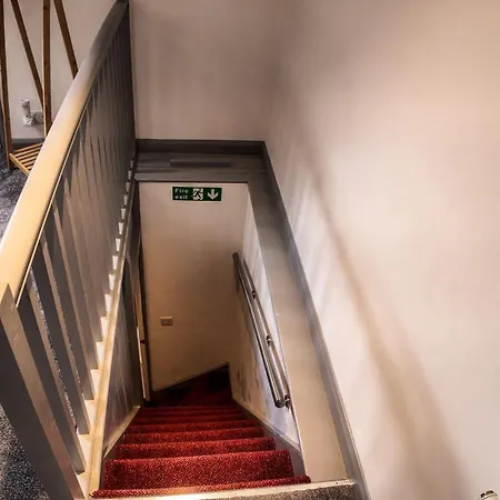 3 Bed Home, Sleeps 6, Private Garden & Patio, Free Parking *