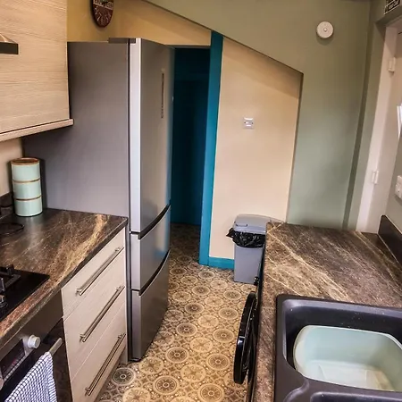3 Bed Home, Sleeps 6, Private Garden & Patio, Free Parking