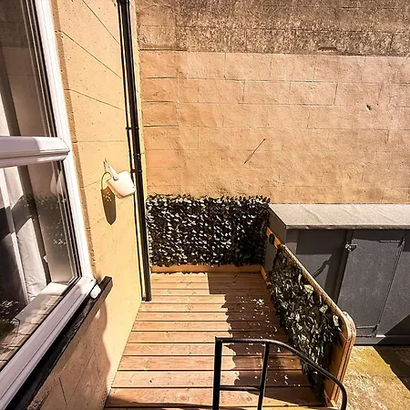 3 Bed Home, Sleeps 6, Private Garden & Patio, Free Parking
