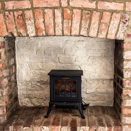 3 Bed Home, Sleeps 6, Private Garden & Patio, Free Parking